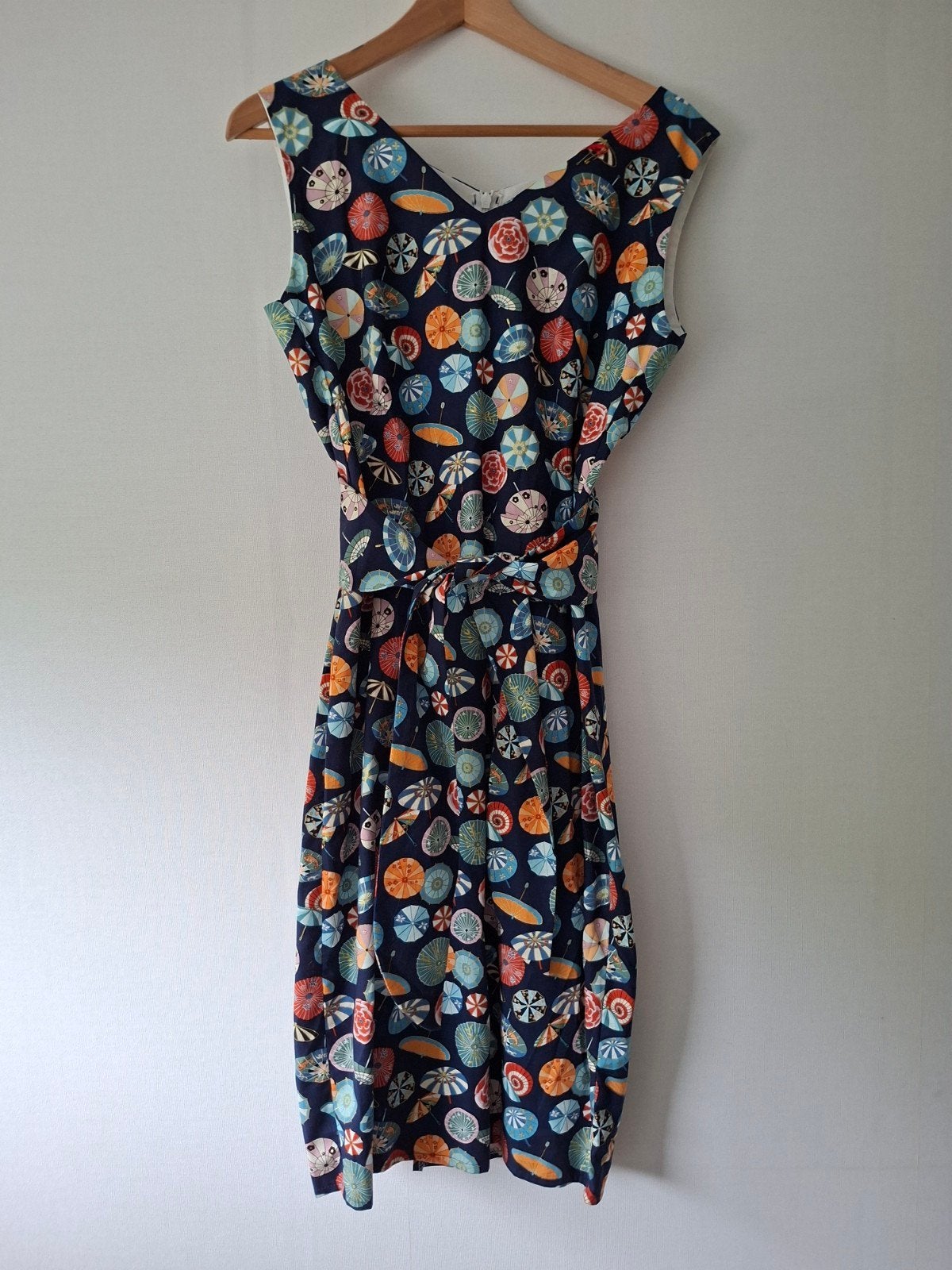 Vintage Victory Parade Pencil Jurk met Parasol Print, Kleding | Dames, Maat 38/40 (M), Blauw, Nieuw, Ophalen of Verzenden