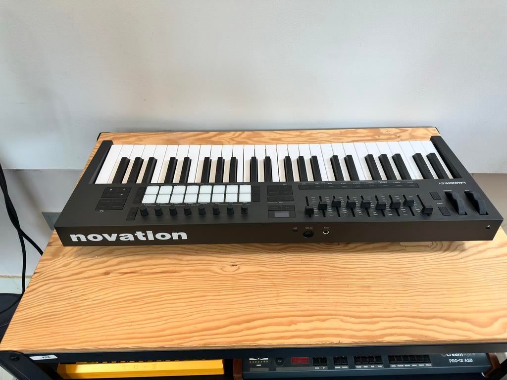 Novation Launchkey 49 MIDI-keyboard - Zo goed als nieuw, Zo goed als nieuw, Aanslaggevoelig, Ophalen, 49 toetsen