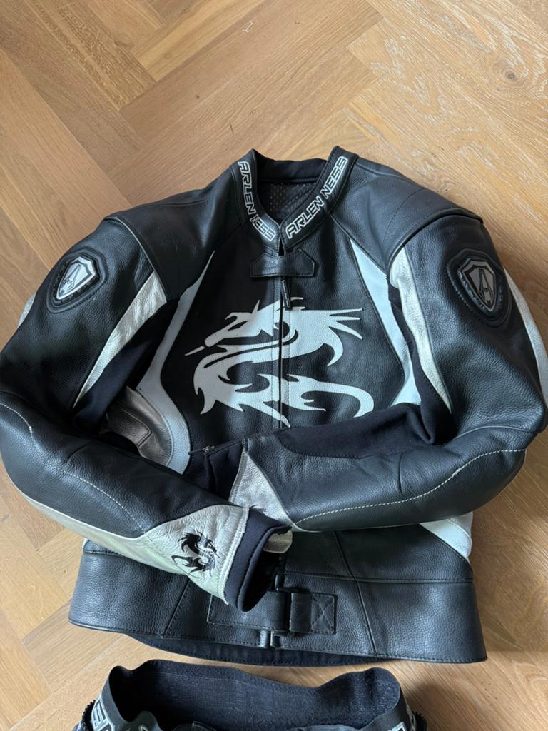 Arlen Ness 2-delig motorpak maat 50 – jas + broek, Motoren, Kleding | Motorkleding, Ophalen of Verzenden, Tweedehands, Combipak