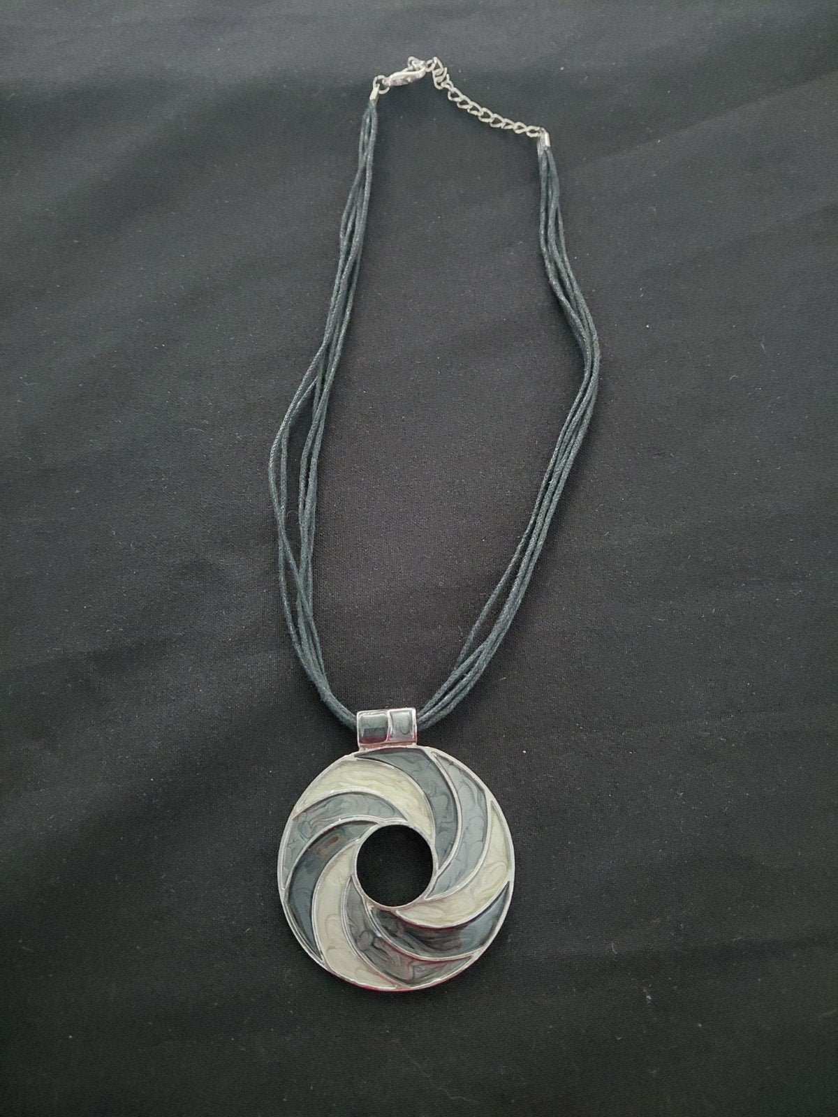 Ketting met spiraalvormige hanger Nieuw, Sieraden, Tassen en Uiterlijk, Overige materialen, Nieuw, Grijs, Ophalen