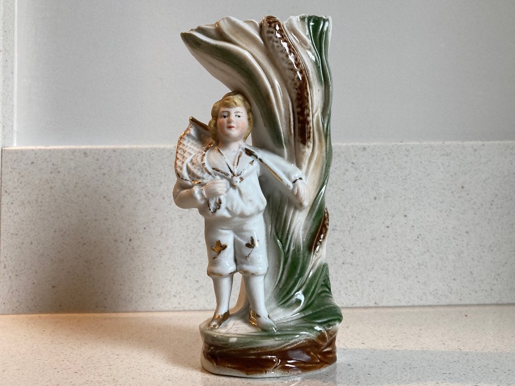 Porseleinen kind (vissertje) met visnet. Gemerkt., Antiek en Kunst, Ophalen of Verzenden