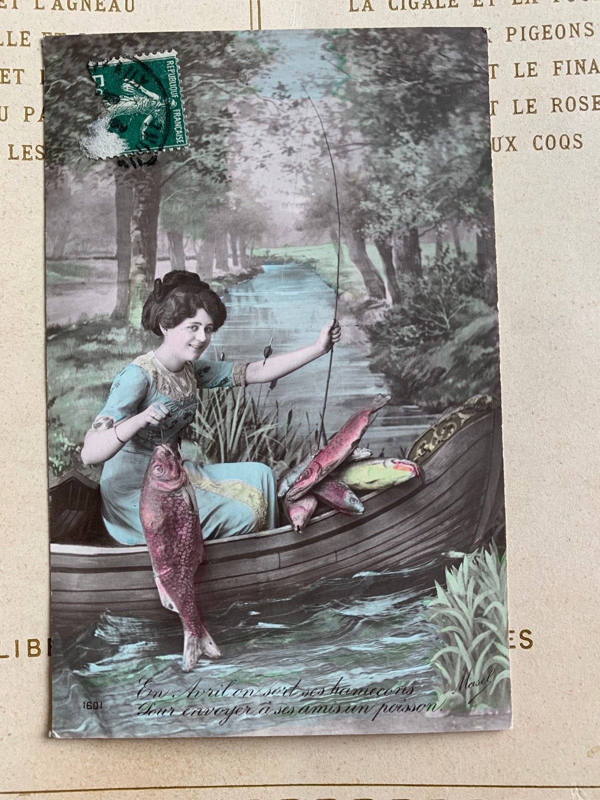 1 April - Dame in boot met vissen (GO), Ophalen of Verzenden, Voor 1920, Gelopen, Feest(dag)