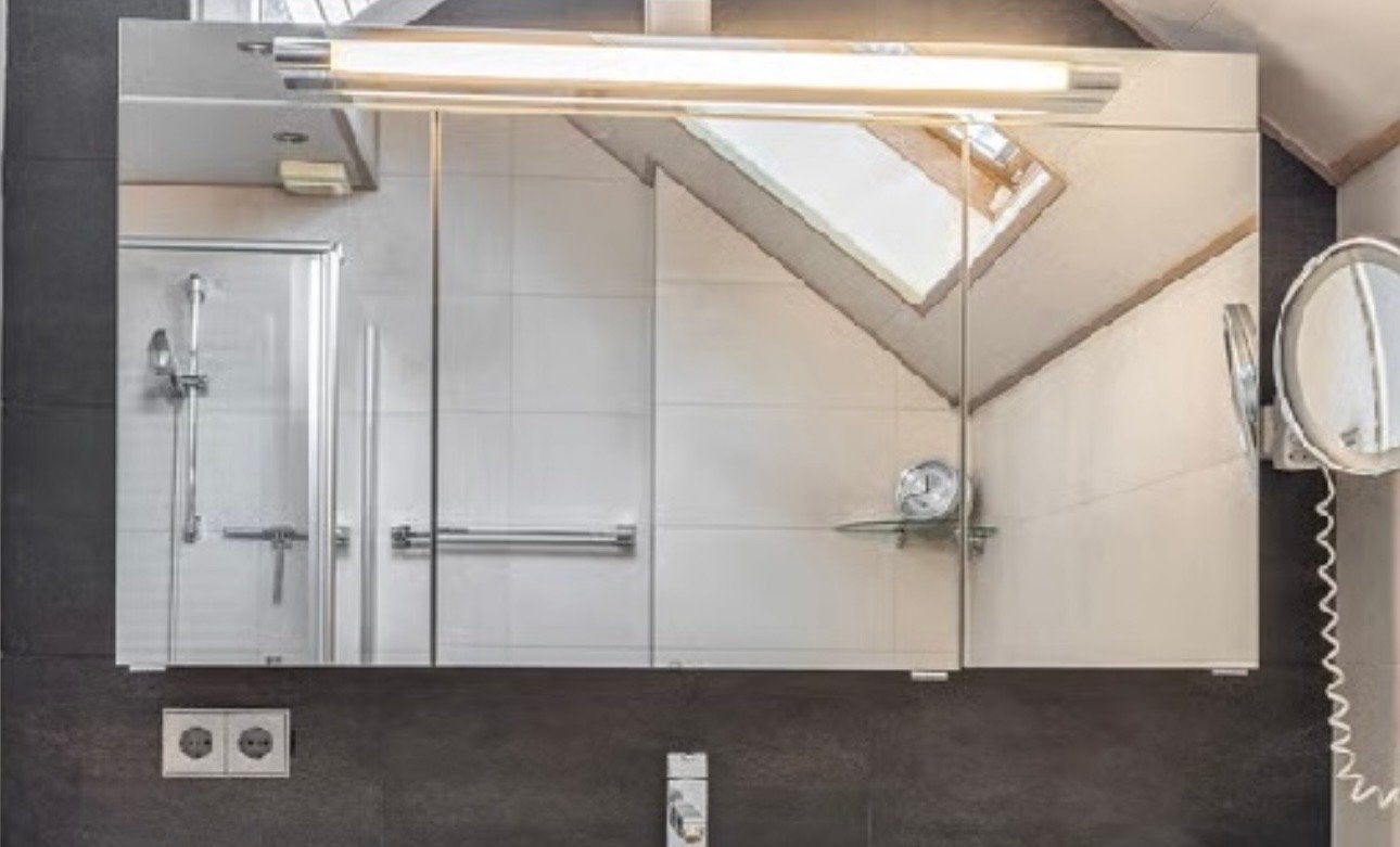 Badkamerspiegel met licht en kastjes - 140 cm breed, Ophalen, Gebruikt, 100 tot 150 cm, Spiegelkast