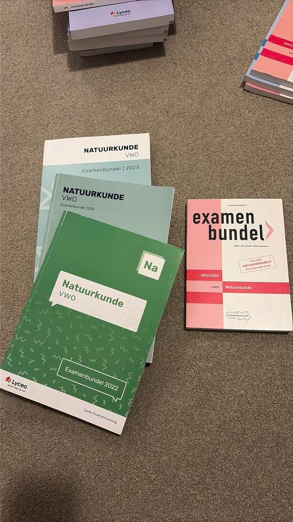 Examenbundel vwo natuurkunde, Ophalen of Verzenden, Zo goed als nieuw, VWO, Natuurkunde