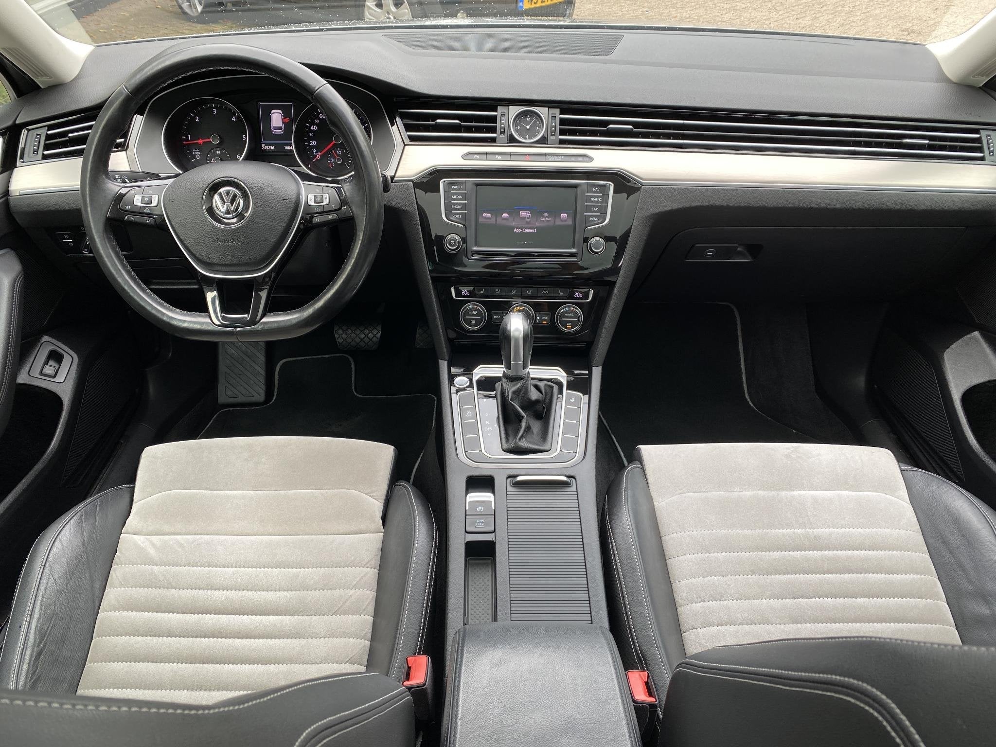 Volkswagen Passat Variant 1.6 TDI Connected Series Plus Pano, Auto's, Gebruikt, 4 cilinders, Diesel, 750 kg