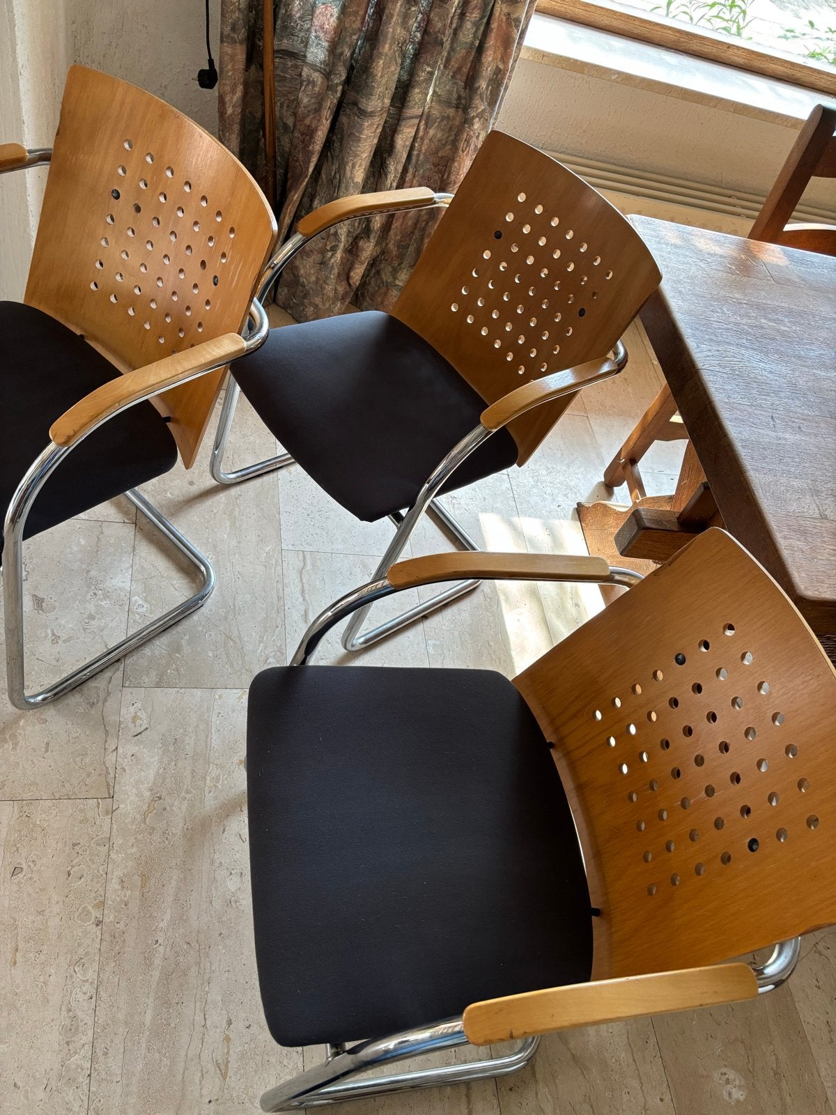 Gratis 3 comfortabele stoelen met houten rugleuning, Gebruikt, Drie, Zwart, Ophalen of Verzenden