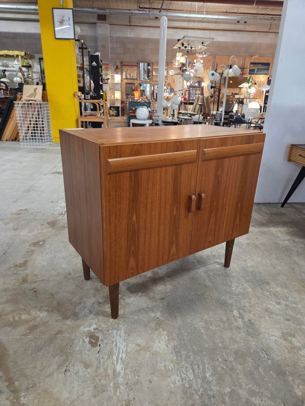 vintage Mid-Century Deens twee deurs kastje, Ophalen, Gebruikt, Teakhout, Scandinavisch