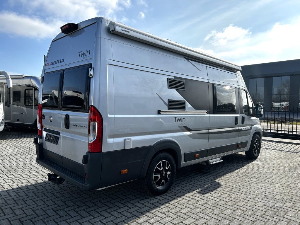 Adria Twin 640 SHX Dwarsbed/bar-zit/zijbank/2015/150pk/uniek, Buscamper of Camperbus, Fiat, 6 tot 7 meter, Bedrijf