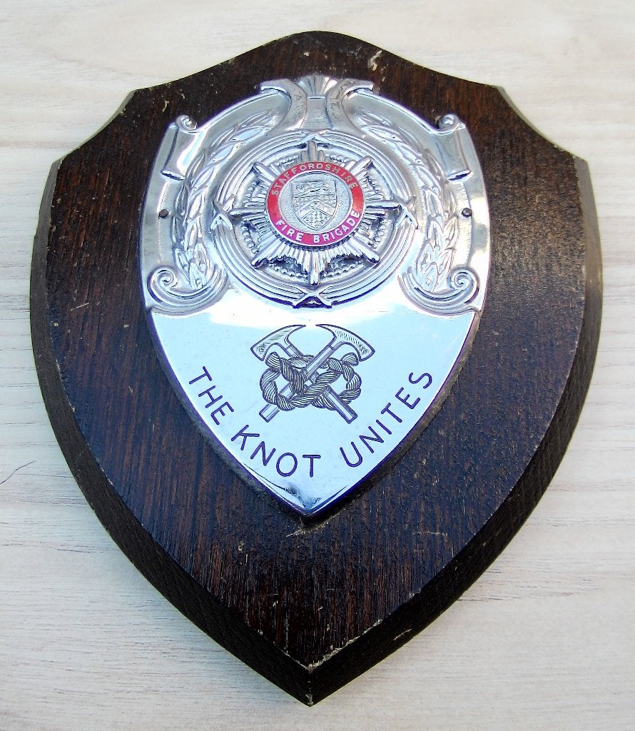 Wapenschild Staffordshire Fire Brigade 'The Knot Unites', Ophalen of Verzenden, Overige soorten, Engeland, Embleem of Badge
