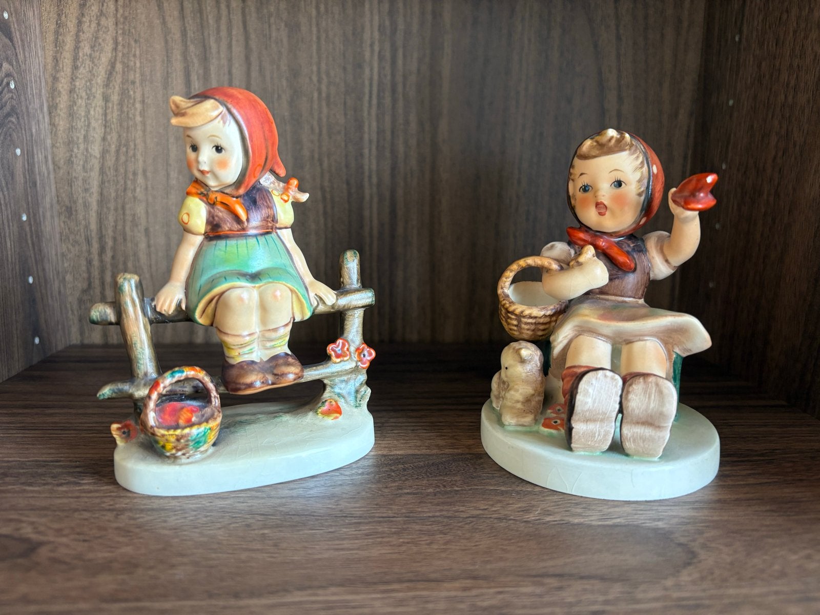 Vintage Hummel Beeldjes Set: Meisje op Hek & Meisje met Mand, Antiek en Kunst, Ophalen of Verzenden