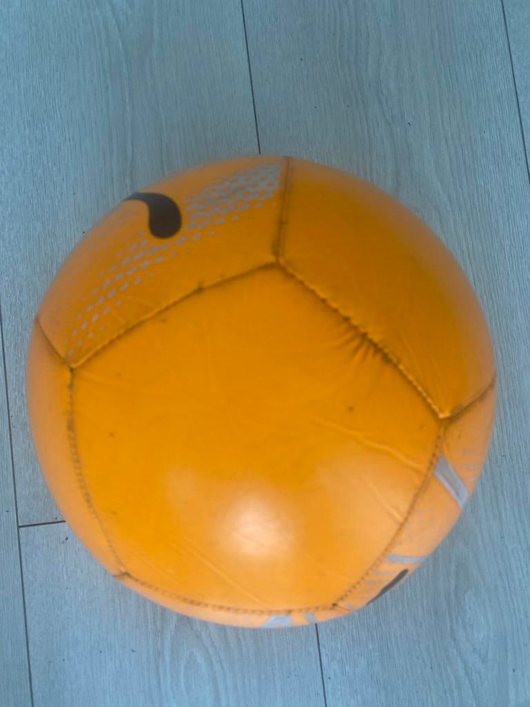 Voetbal - Oranje bal met puma logo, Sport en Fitness, Voetbal, Ophalen, Gebruikt, Bal