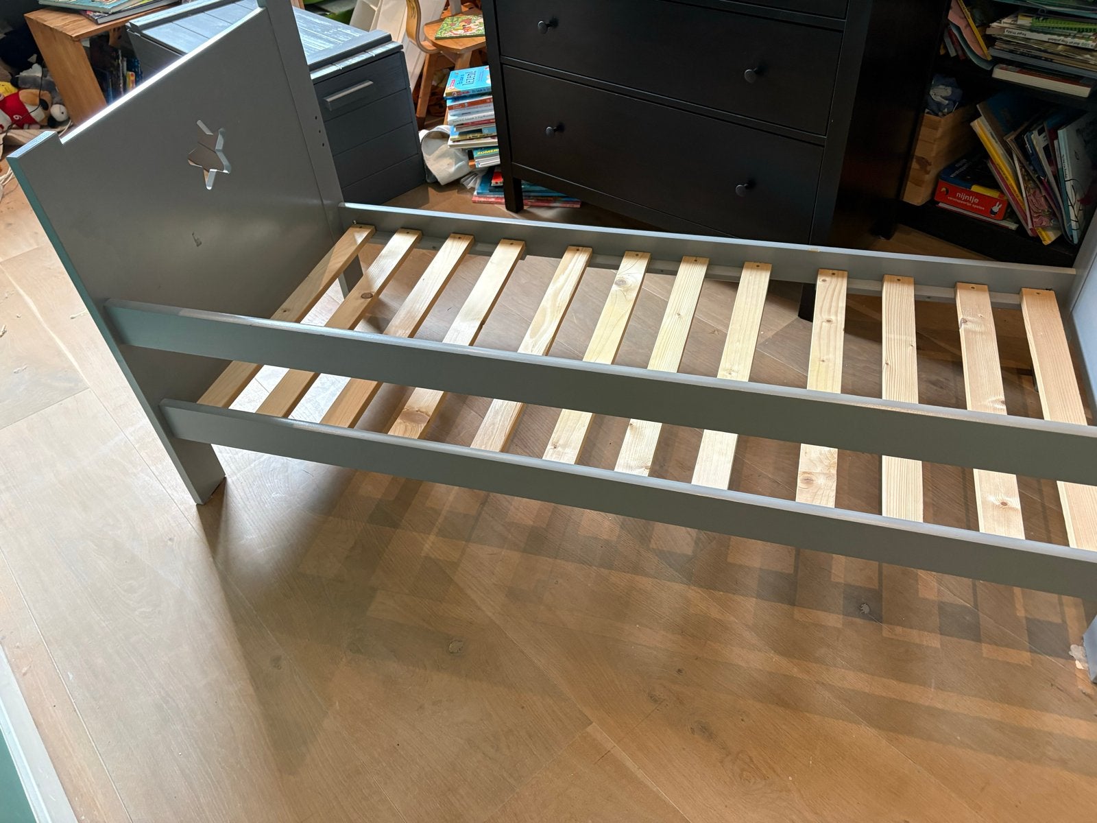 Grijs kinderbed met sterren petit amelie - 160x70-75cm, Ophalen, Gebruikt, 190 cm of minder, Grijs