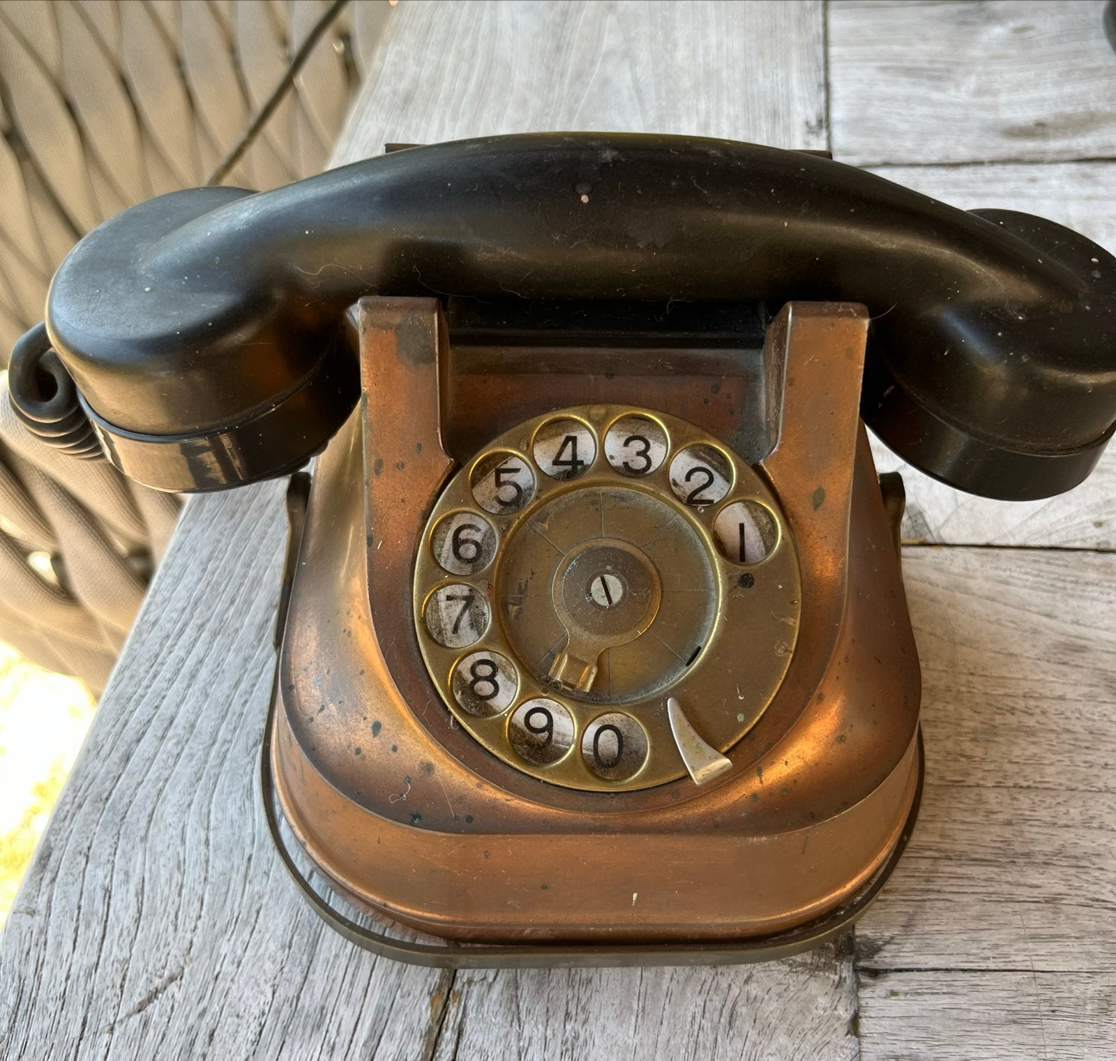 Antieke koperen telefoon met draaischijf, Ophalen