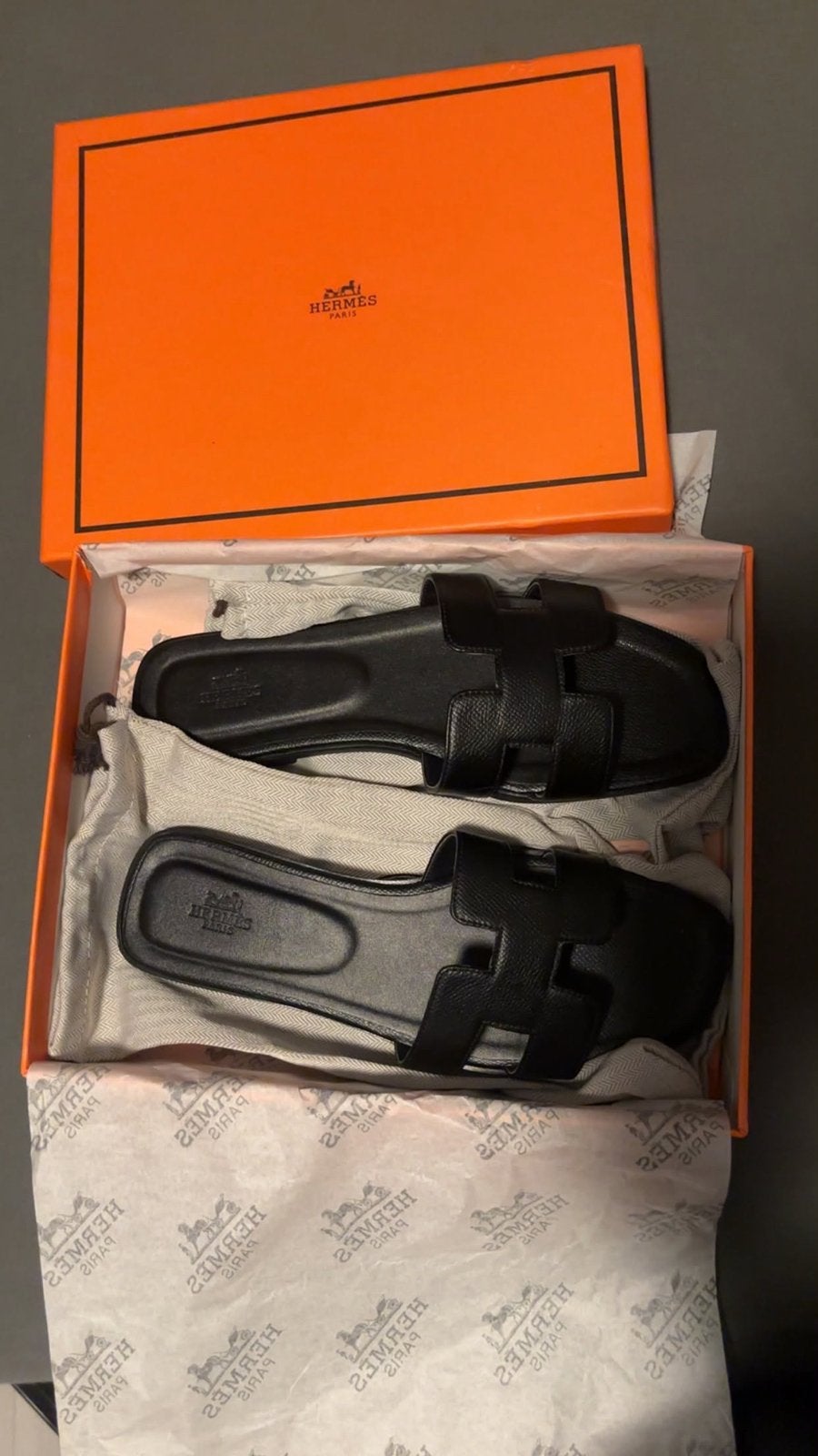 Hermès Oran Sandalen Zwart Maat 41 - Zo goed als nieuw, Kleding | Dames, Schoenen, Ophalen of Verzenden, Zo goed als nieuw, Zwart