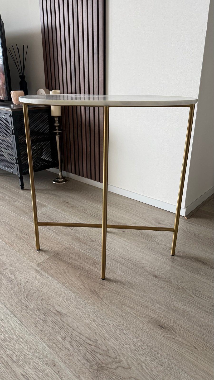 Marmeren bijzettafel met goudkleurig onderstel, Huis en Inrichting, Tafels | Bijzettafels, Ophalen, Overige materialen, Gebruikt