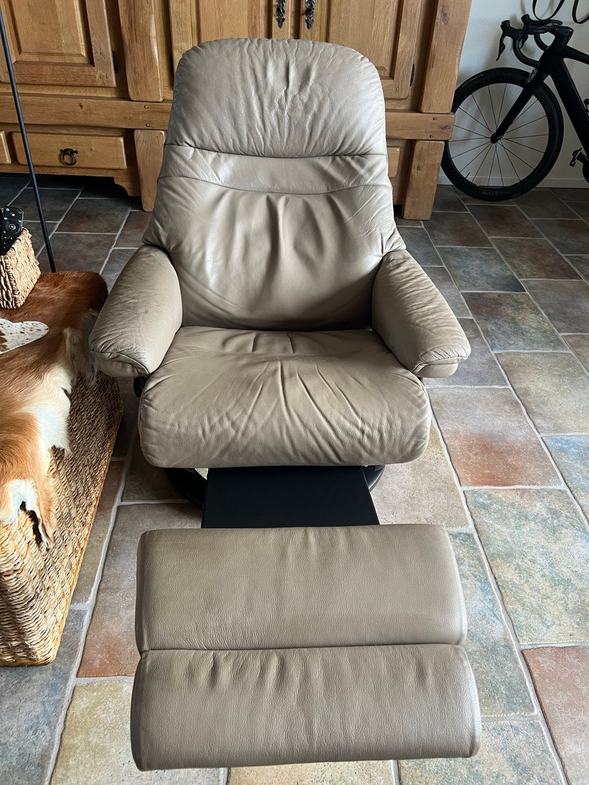 Stressless fauteuil met voetenbank - Beige leer draaibaar, Huis en Inrichting, Fauteuils, Ophalen, Gebruikt, Minder dan 75 cm