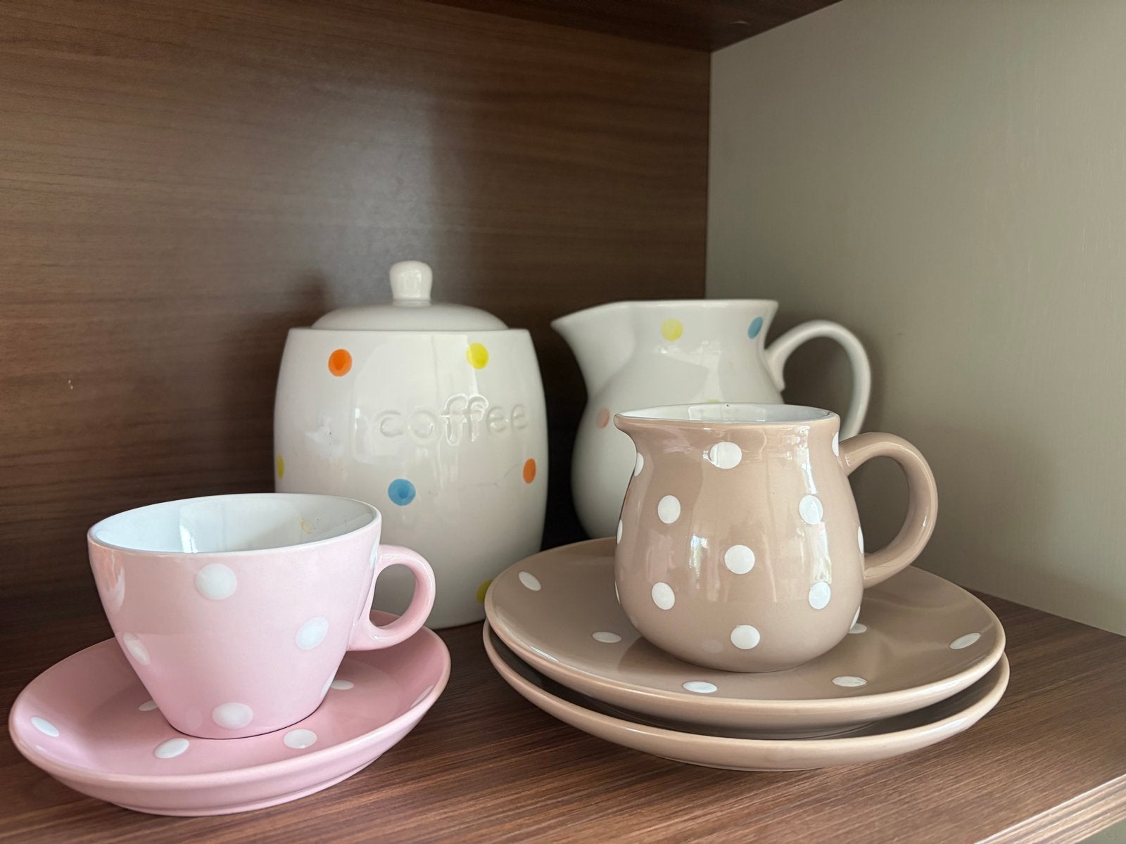 Leuk servies met stippen: kop en schotel, kannen, voorraadpo, Huis en Inrichting, Keuken | Servies, Ophalen, Gebruikt, Keramiek