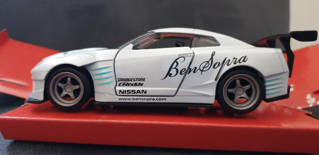 Nissan GT-R (R35) Ben Sopra Jada 1:32, Hobby en Vrije tijd, Overige merken, Christian@diecastcompany.nl, Auto, Diecast Company
