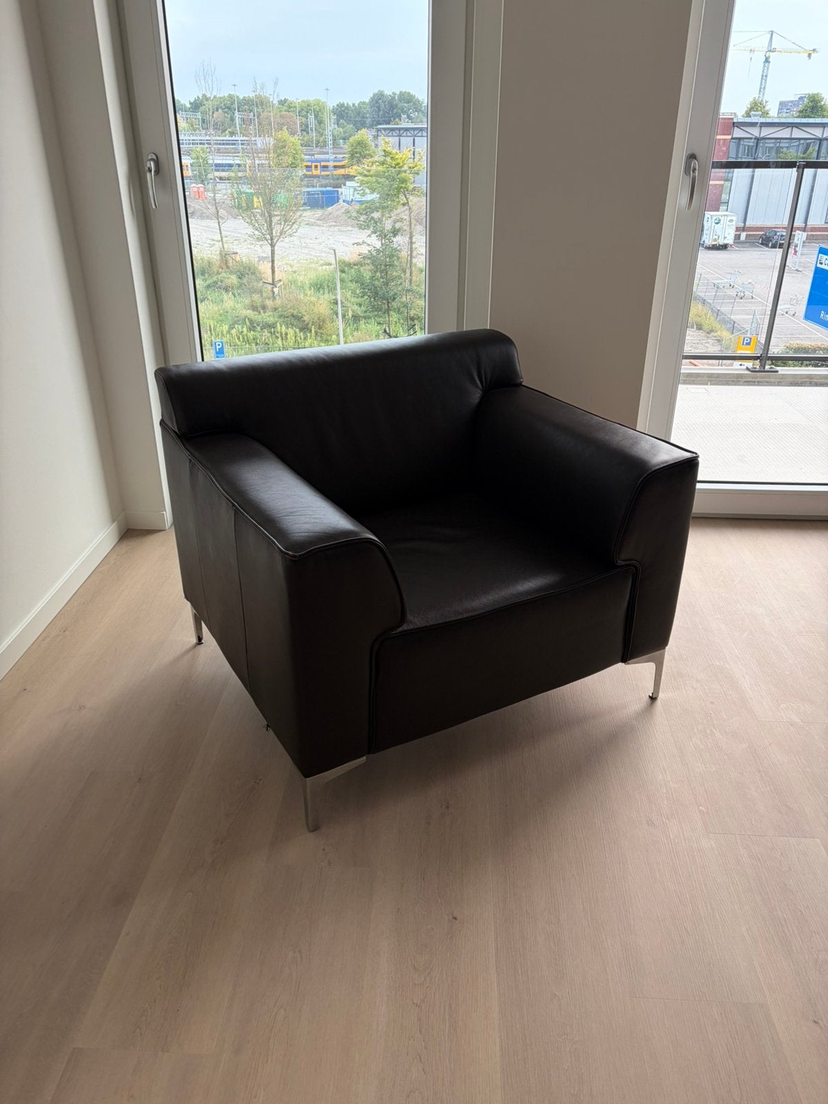 Montèl fauteuil kubusstoel zwart met chrome pootjes ZGAN, Huis en Inrichting, Fauteuils, Ophalen, Zo goed als nieuw, 75 tot 100 cm