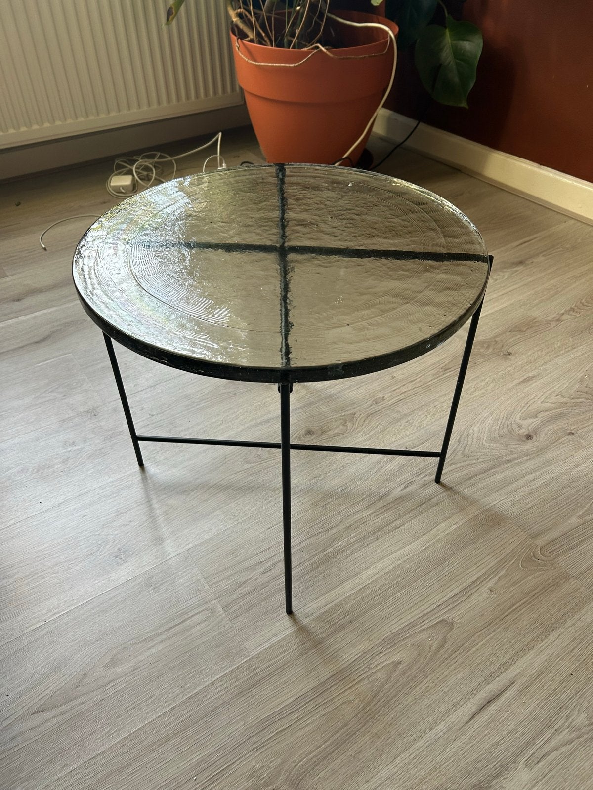 Ronde salontafel met glazen blad en metalen onderstel, Ophalen, Minder dan 45 cm, Minder dan 55 cm, Rond