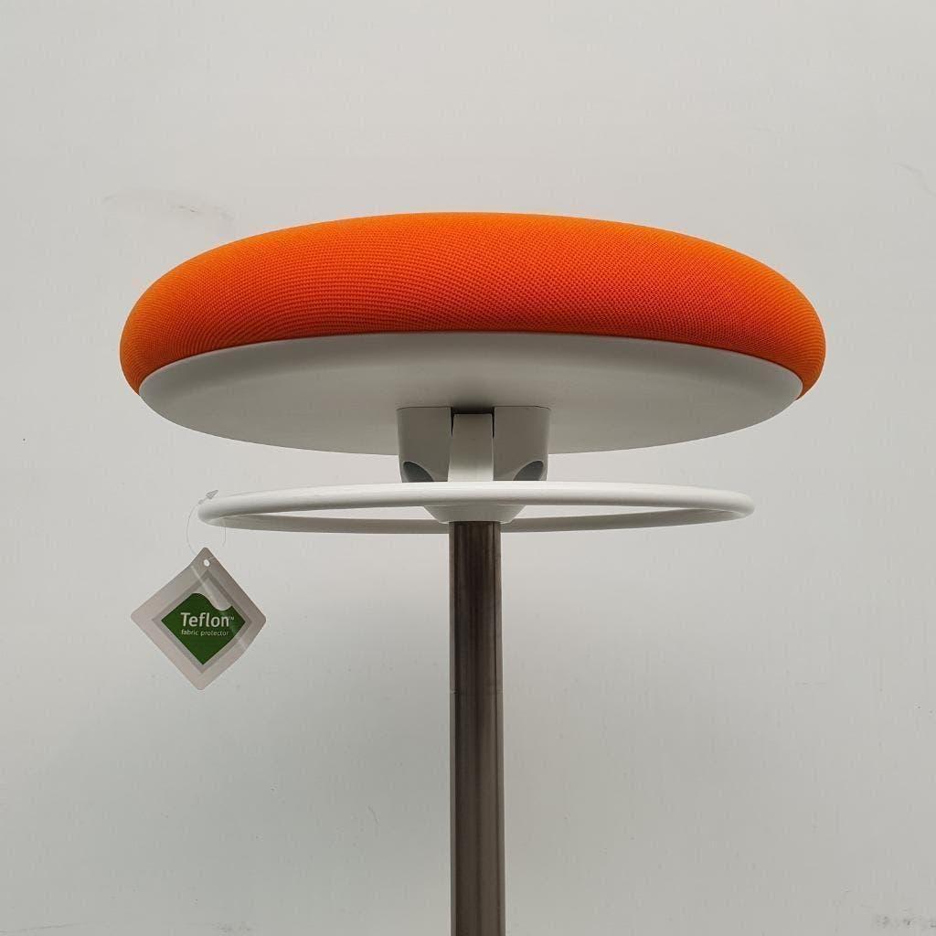 NIEUW Mango zit-sta kruk - oranje / wit, Huis en Inrichting, Barkrukken, Ophalen, Kunststof, 60 tot 90 cm, Nieuw