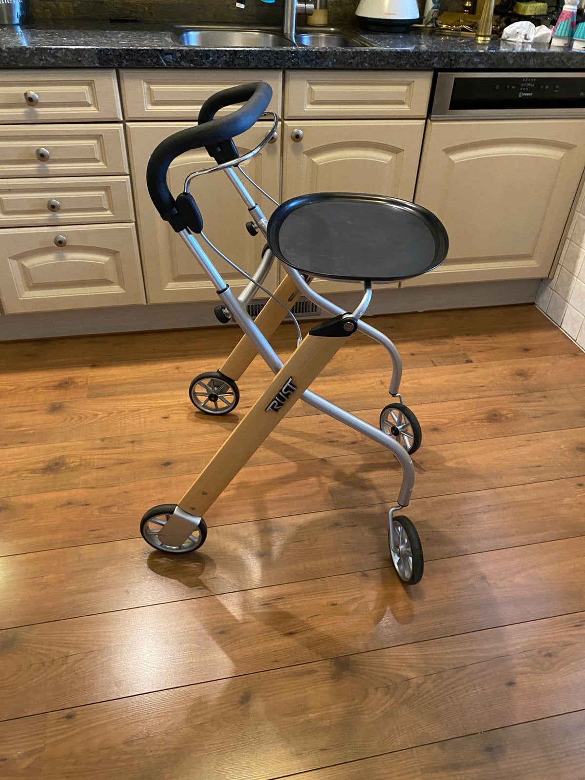 Trust Binnenrollator v. a. € 85,-, Diversen, Rollators, Ophalen, Zo goed als nieuw
