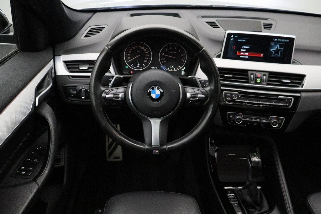 BMW X1 xDrive20i High Executive M-pakket 2017 | Dealer Onder, Auto's, BMW, 1998 cc, Gebruikt, 2000 kg, Leder en Stof