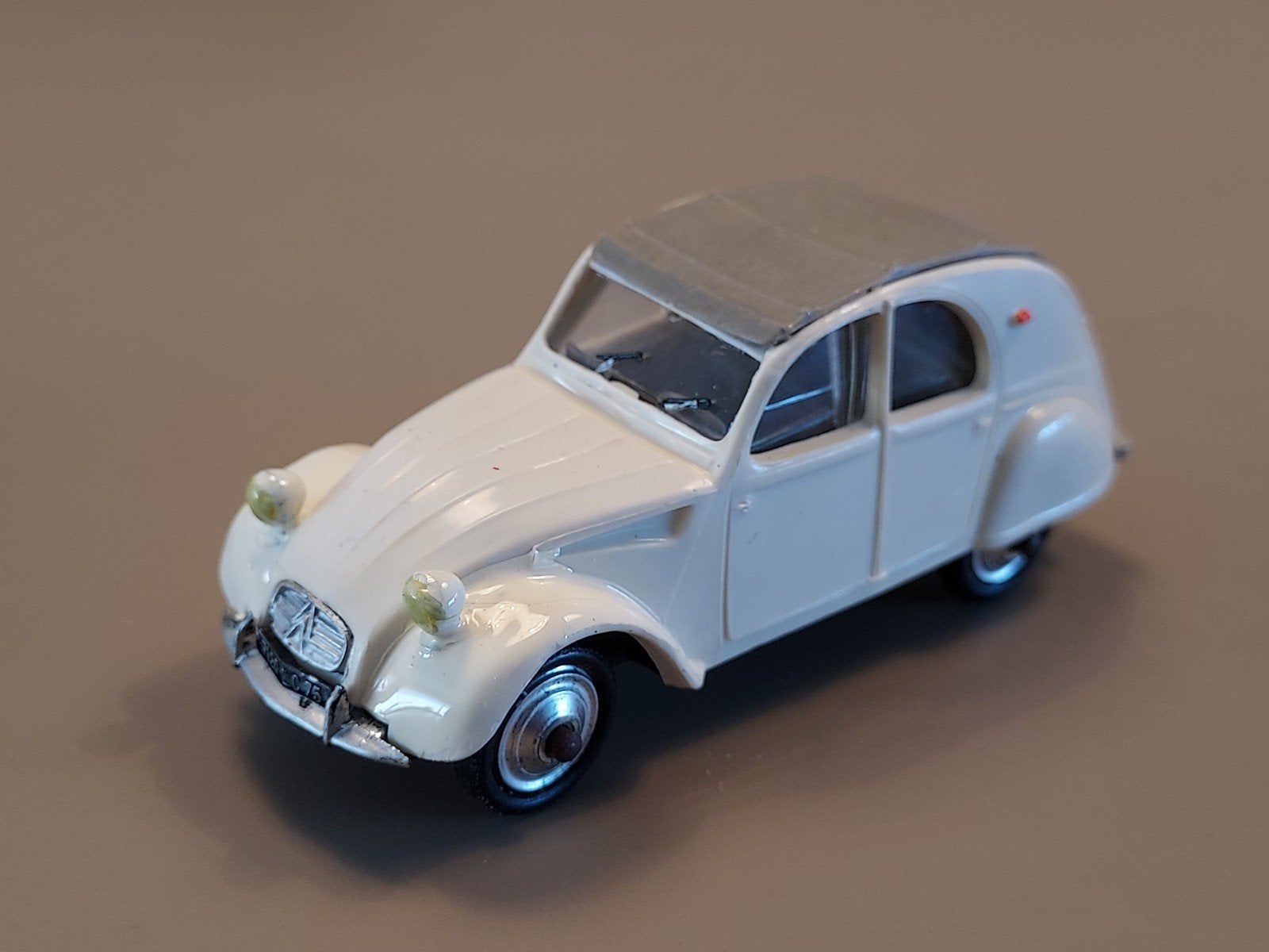 Citroën 2cv AZ Luxe 1:43 plastic Norev opgeknapt nr 56, Ophalen of Verzenden, Auto, Norev