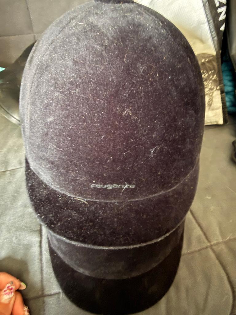 Cap Feuganza, maat 56 & 58, zwart suède, Dieren en Toebehoren, Paardrijkleding, Ophalen, Zo goed als nieuw, Dressuur, Cap