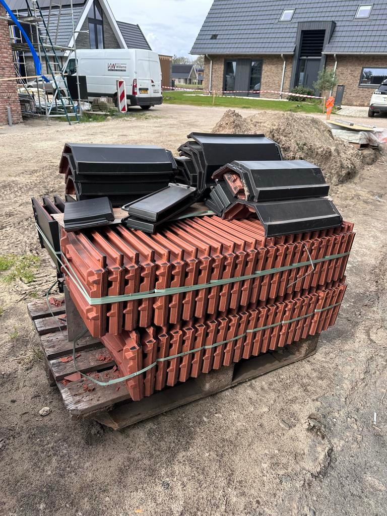 Nieuwe mat zwarte CREATON DOMINO dakpannen en nokvorsten, Ophalen, Steen of Klei, Zwart, Nieuw