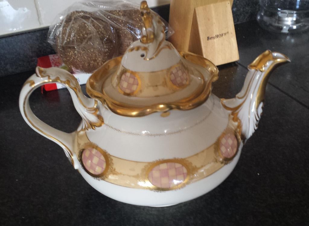 Theepot met beeldmerk KPM, Ophalen of Verzenden
