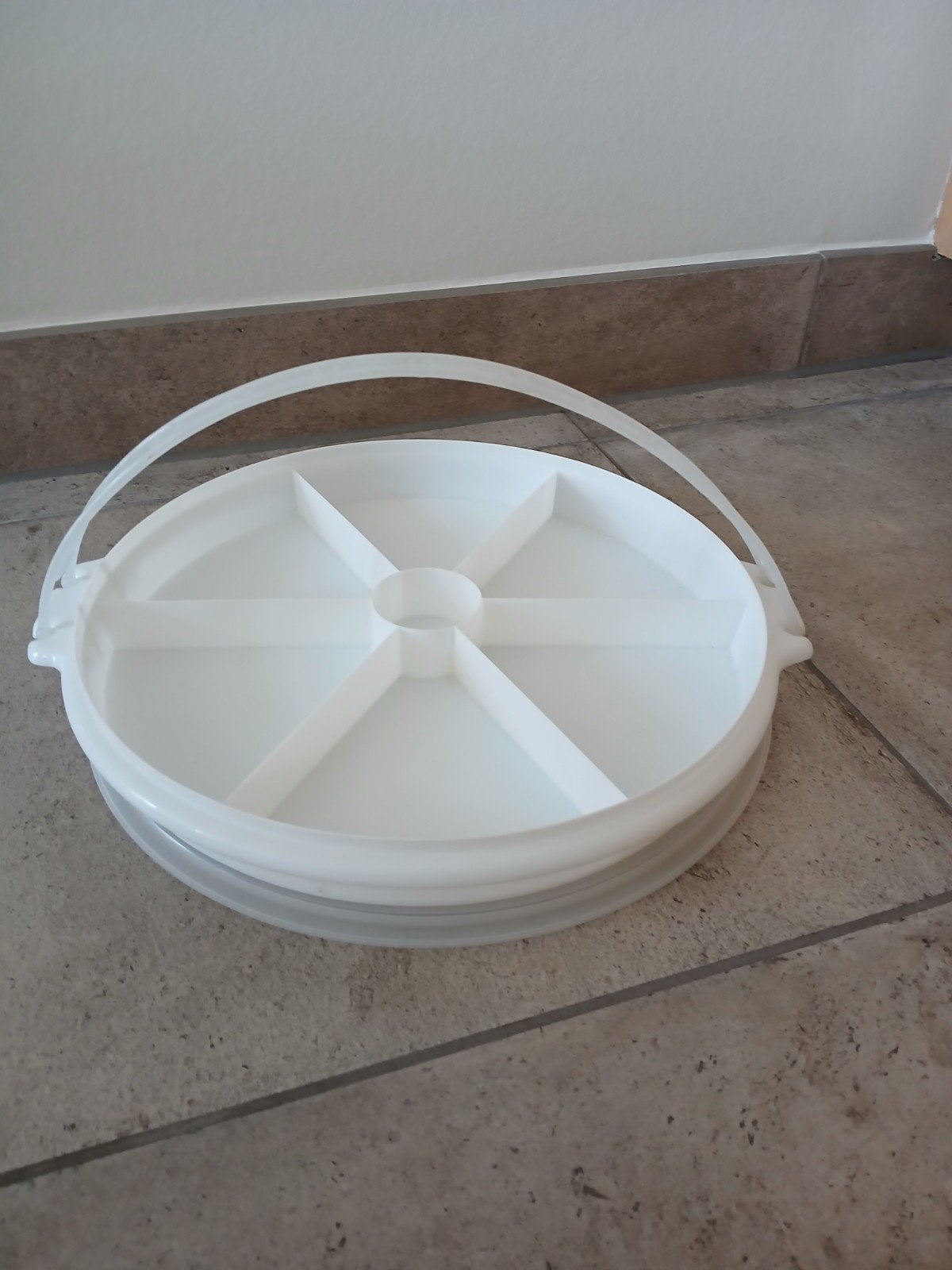 Tupperware hapjesschaal, serveer/partyschaal, tapasschaal, Huis en Inrichting, Keuken | Tupperware, Gebruikt, Schaal, Wit, Ophalen of Verzenden