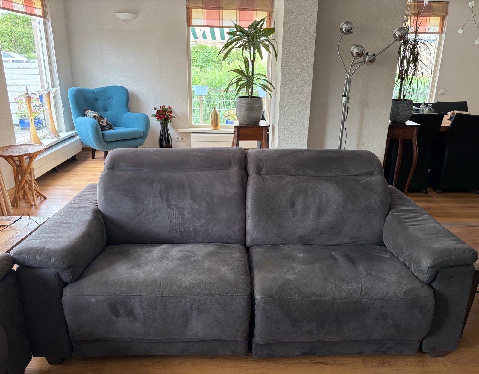 donkergrijze bank 215cm breed, elektrisch uitklapbaar, Huis en Inrichting, Banken | Complete zithoeken, Ophalen, Gebruikt, Stof