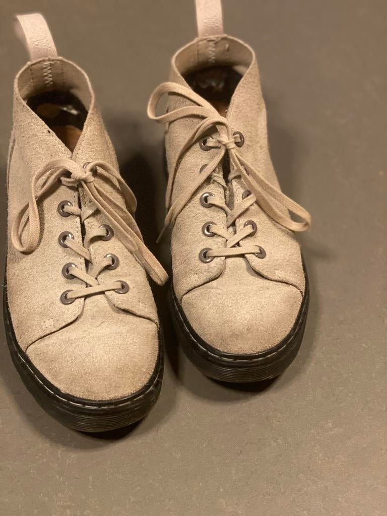 Dr Martens voor de zomer, model Baynes, Beige, Lage of Enkellaarzen, Ophalen of Verzenden, Gedragen