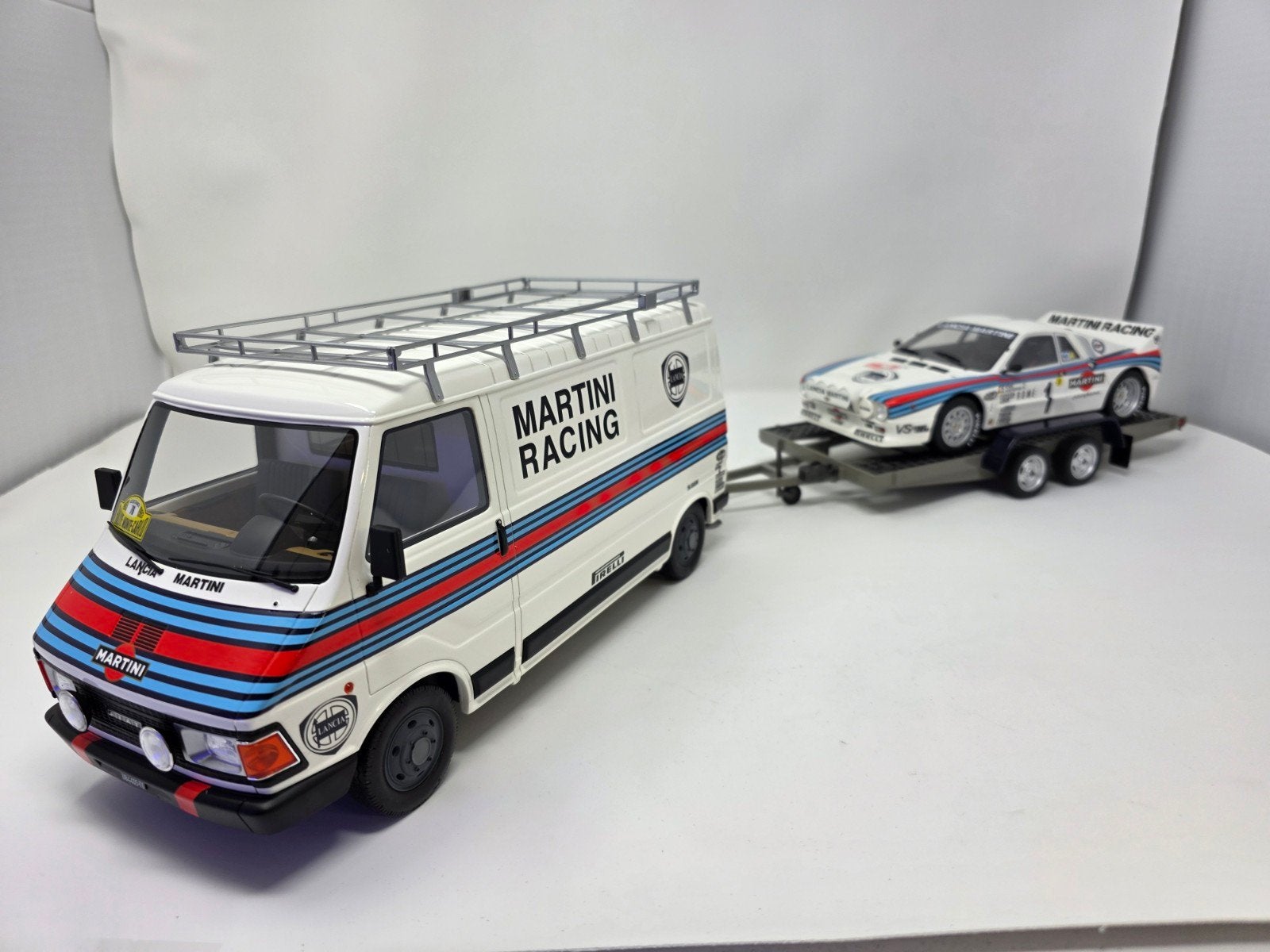 Pack  Fiat 242 Lancia 037 GR.B met Trailer 1:18 in OVP, Ophalen of Verzenden, Nieuw, Auto