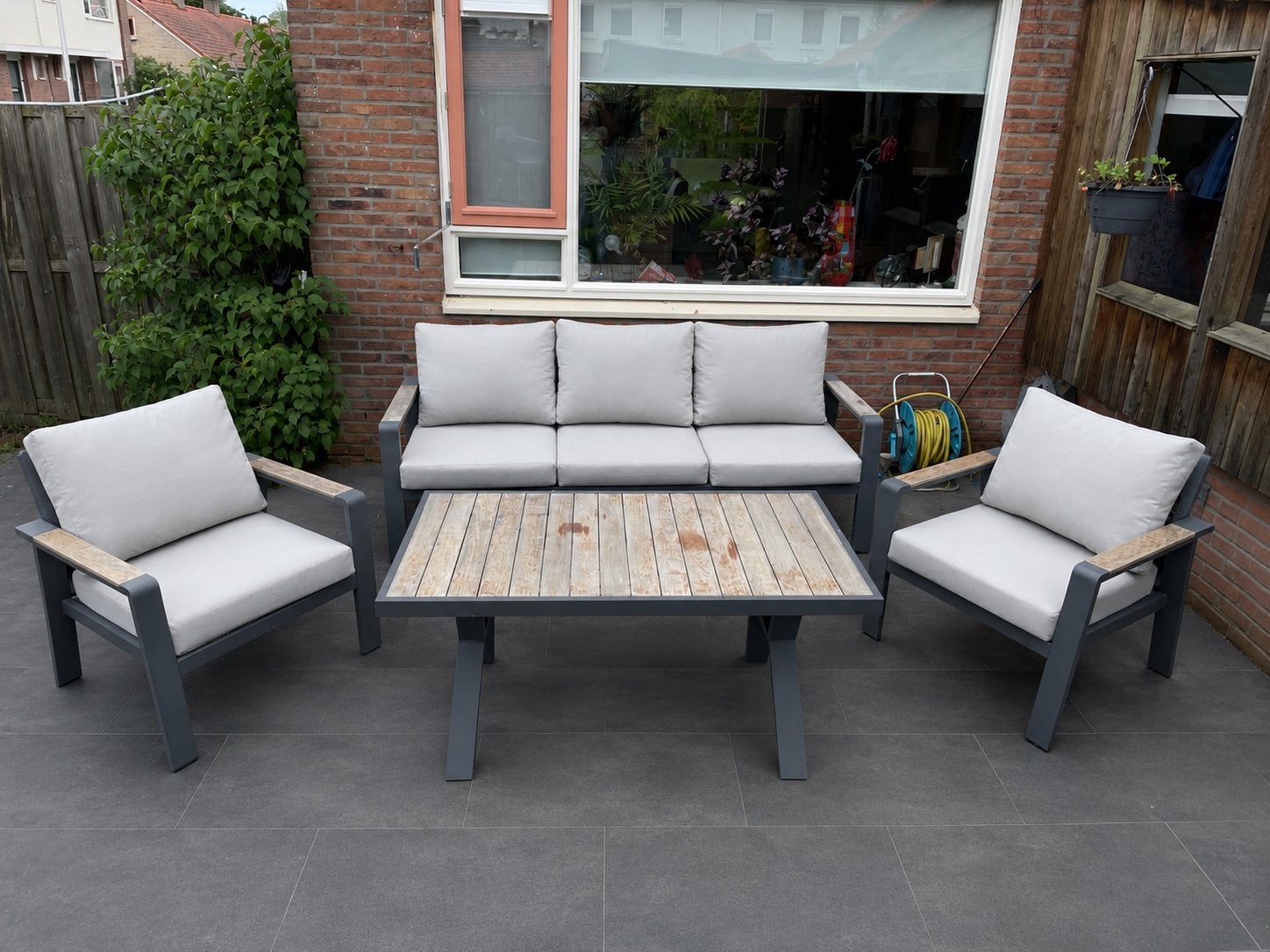 Moderne loungeset met aluminium frame en houten accenten, Ophalen, 5 zitplaatsen, Gebruikt, Aluminium