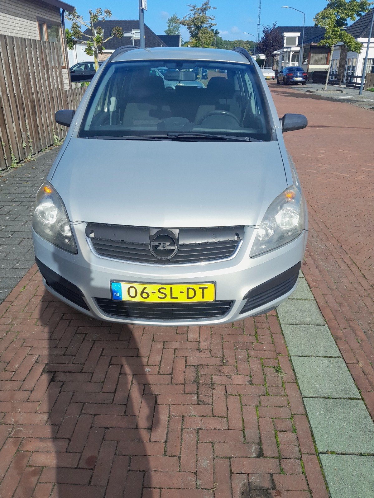 Opel Zafira 1.6 2006 Grijs, Auto's, Voorwielaandrijving, 4 cilinders, 7 stoelen, 75 €/maand