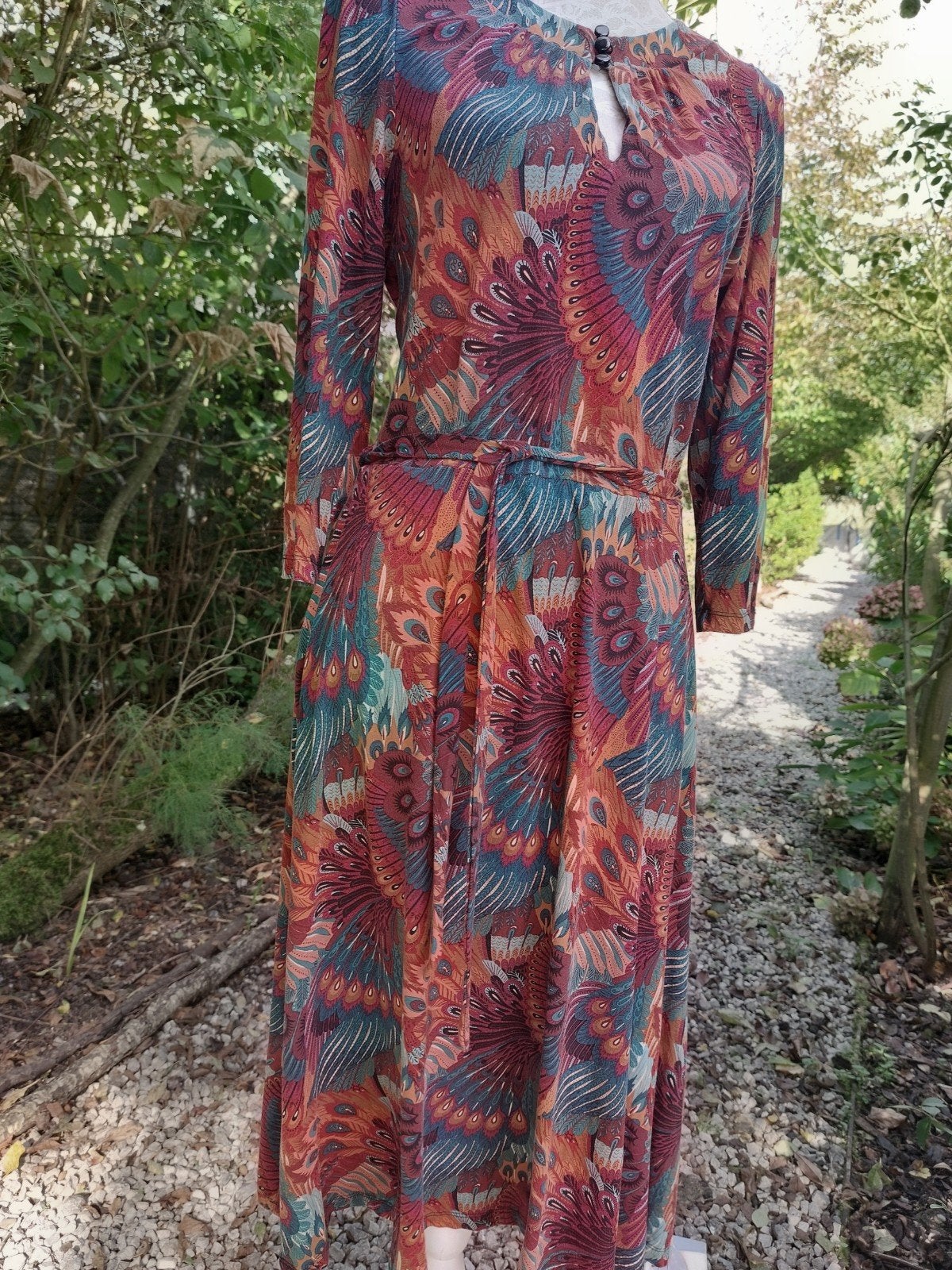 Mooie jurk KING LOUIE met pauwenveren, mt M, Kleding | Dames, Maat 38/40 (M), Meerkleurig, Ophalen of Verzenden, Zo goed als nieuw