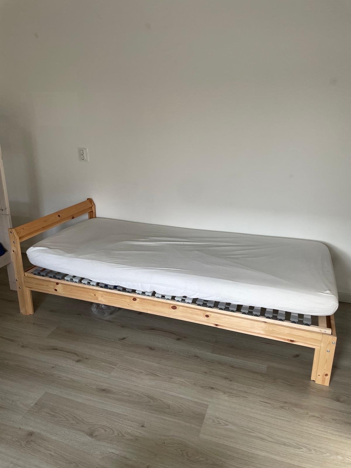 Eenpersoonsbed van hout met lattenbodem en matras, Ophalen, Gebruikt, 90 cm, 200 cm