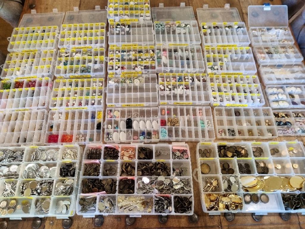 D. Wegens opruiming - Enorm grote partij cabochons & houders, Hobby en Vrije tijd, Ophalen of Verzenden, Nieuw, Overige typen