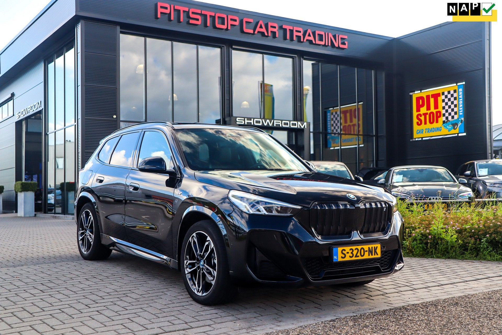 BMW IX1 XDrive30 M-Sport 67 kWh NL Auto, Pano, Trekhaak, Ful, Automaat, Gebruikt, 33 min, Zwart