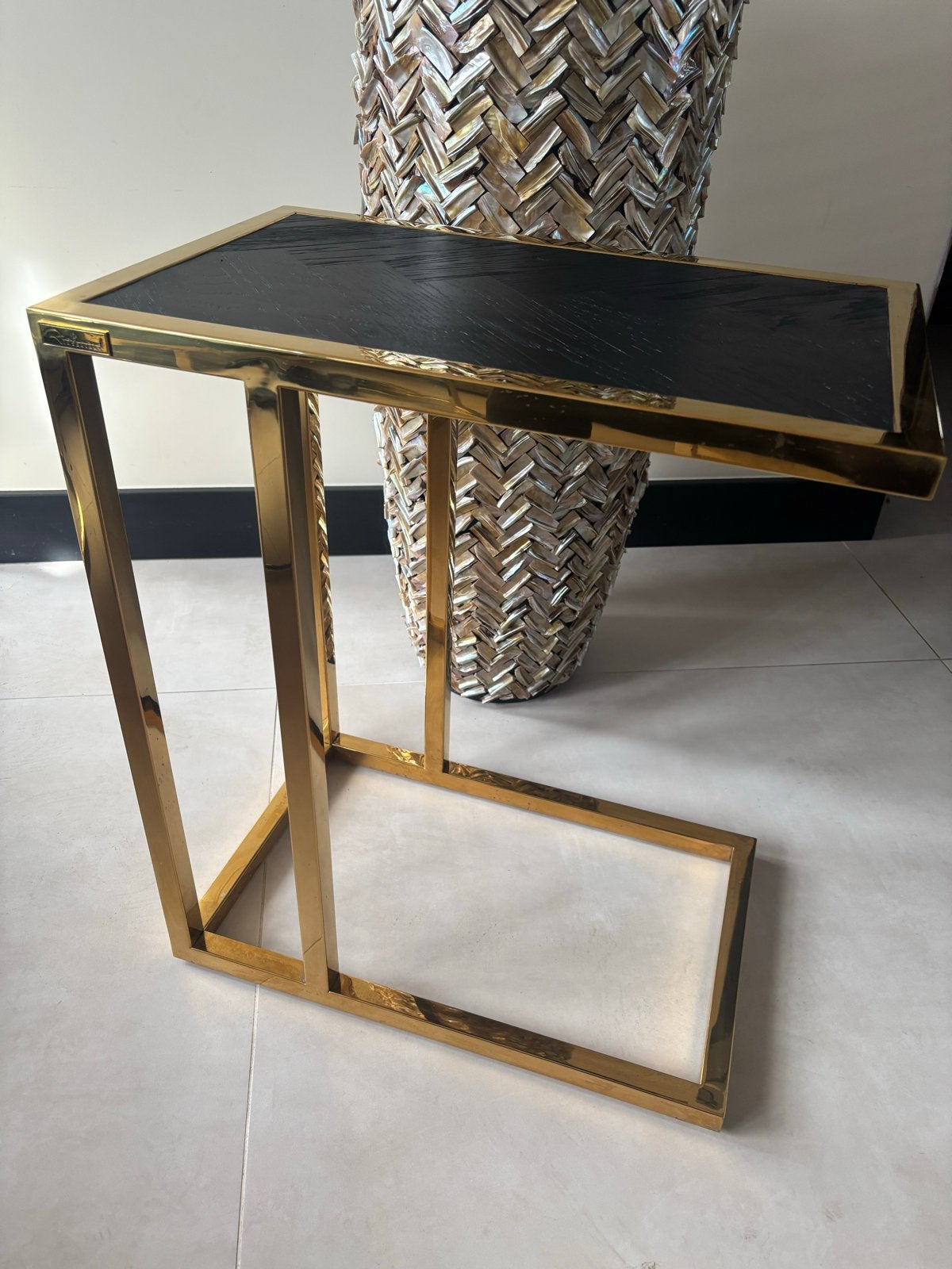 Richmond Interiors bijzettafel goud met zwart blad, Ophalen, Gebruikt, Metaal of Aluminium, 55 tot 75 cm