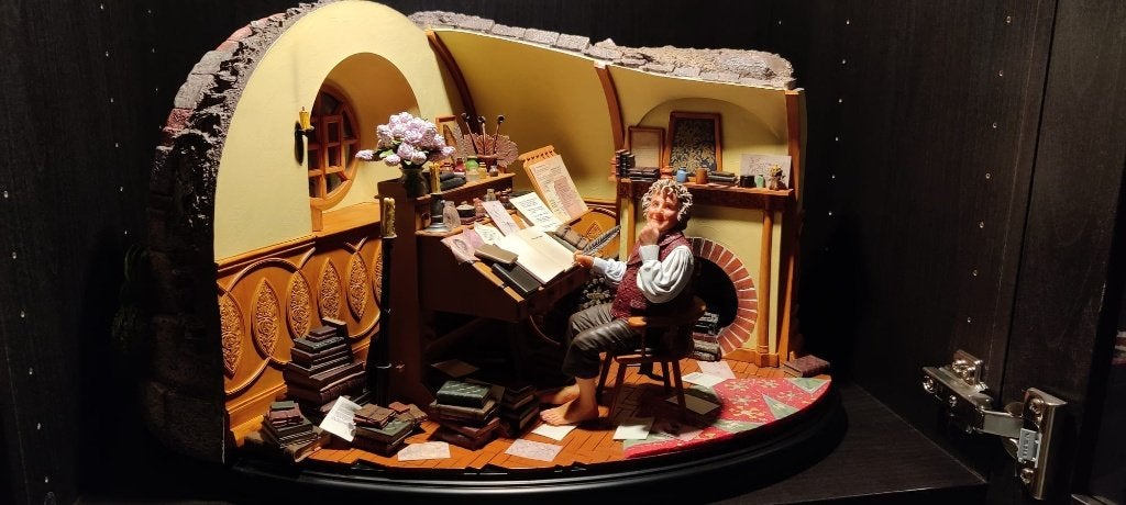 Bilbo at Bag End WETA, Ophalen of Verzenden, Zo goed als nieuw, Beeldje of Buste