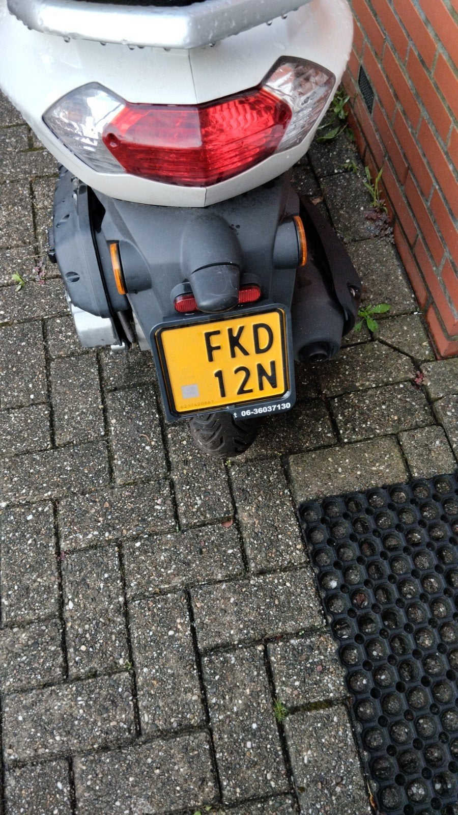 Zilverkleurige scooter met kenteken FKD 12N, Ophalen, Gebruikt, Benzine, Overige merken