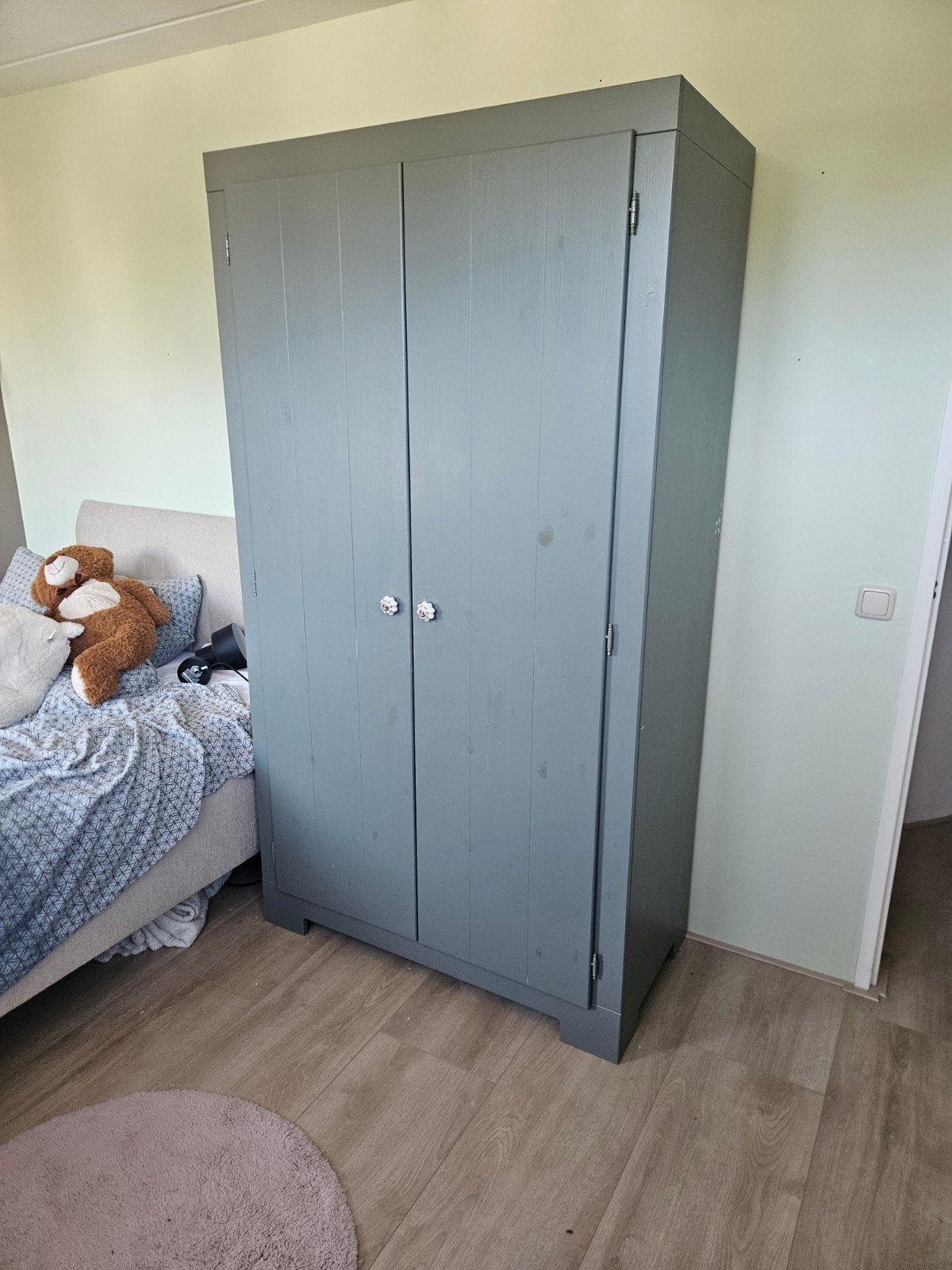Groene Woood kledingkast met lade en hangruimte, Met deur(en), Gebruikt, Modern, 150 tot 200 cm