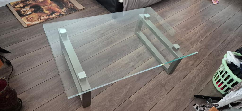 Glazen salontafel met metalen onderstel, Huis en Inrichting, Tafels | Salontafels, Gebruikt, 100 tot 150 cm, Glas, Modern