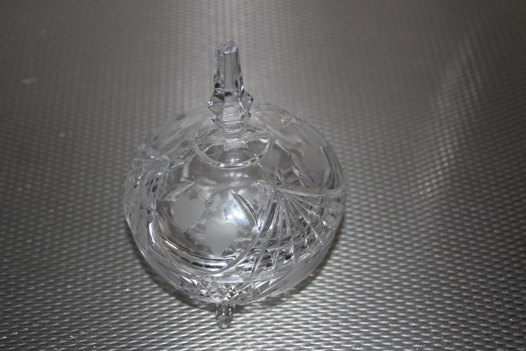 bonbon schaaltje met hartjes loodkristal 24%, Verzamelen, Ophalen of Verzenden, Zo goed als nieuw, Overige materialen, Glas of Glazen