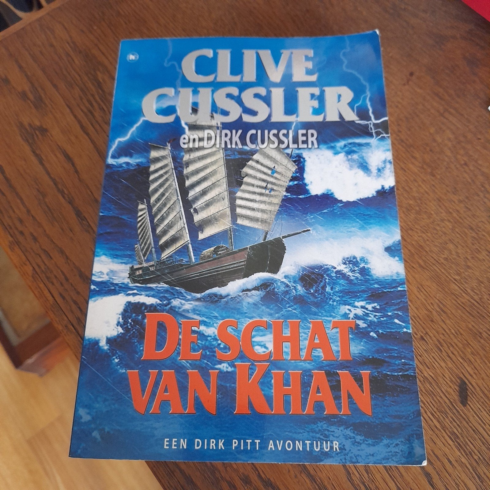 Clive Cussler - De schat van Kahn, Boeken, Ophalen of Verzenden, Zo goed als nieuw, Clive Cussler, Wereld overig