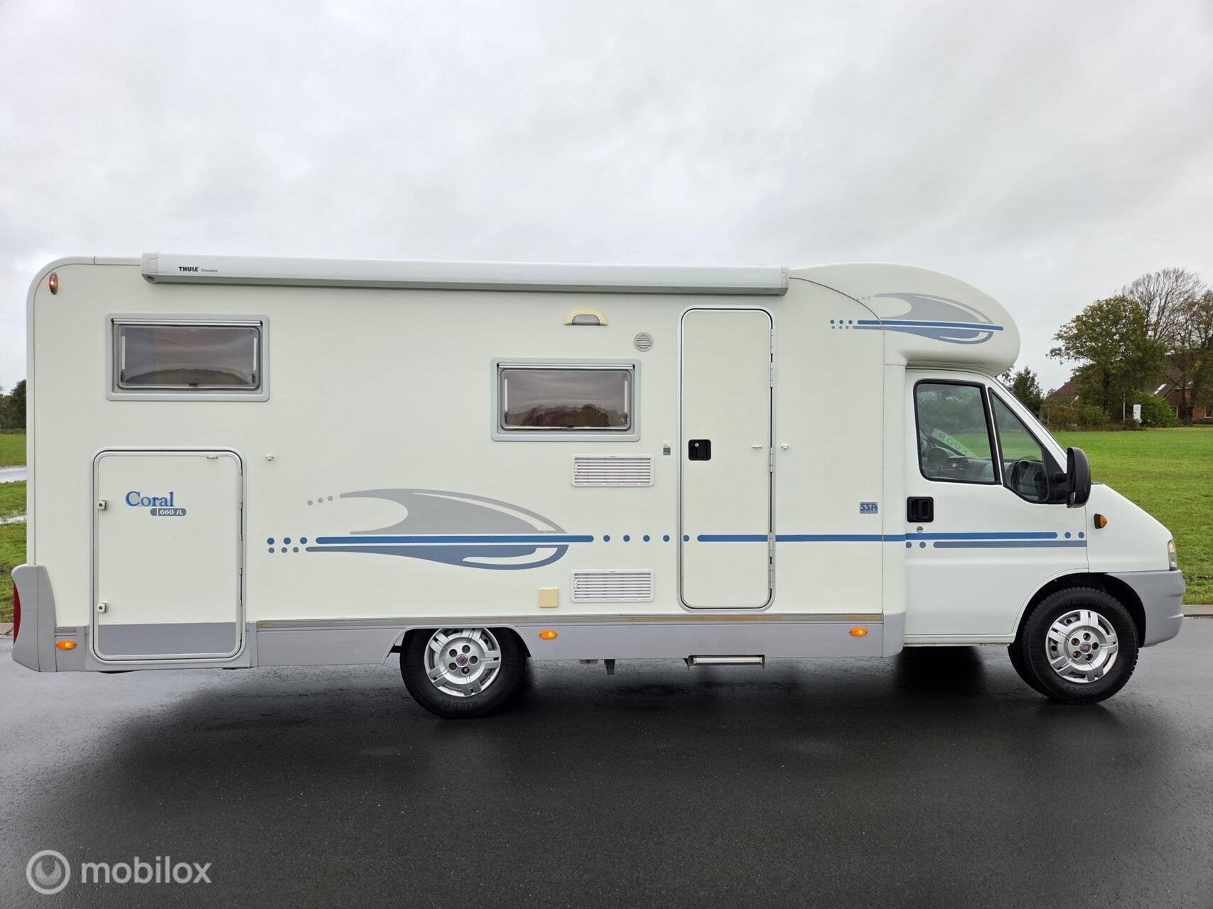 Adria Coral 660 enkele bedden 128pk ☆Trekhaak, 2005, Airco, Caravans en Kamperen, 6 tot 7 meter, Bedrijf, Adria, 6 tot 7 meter
