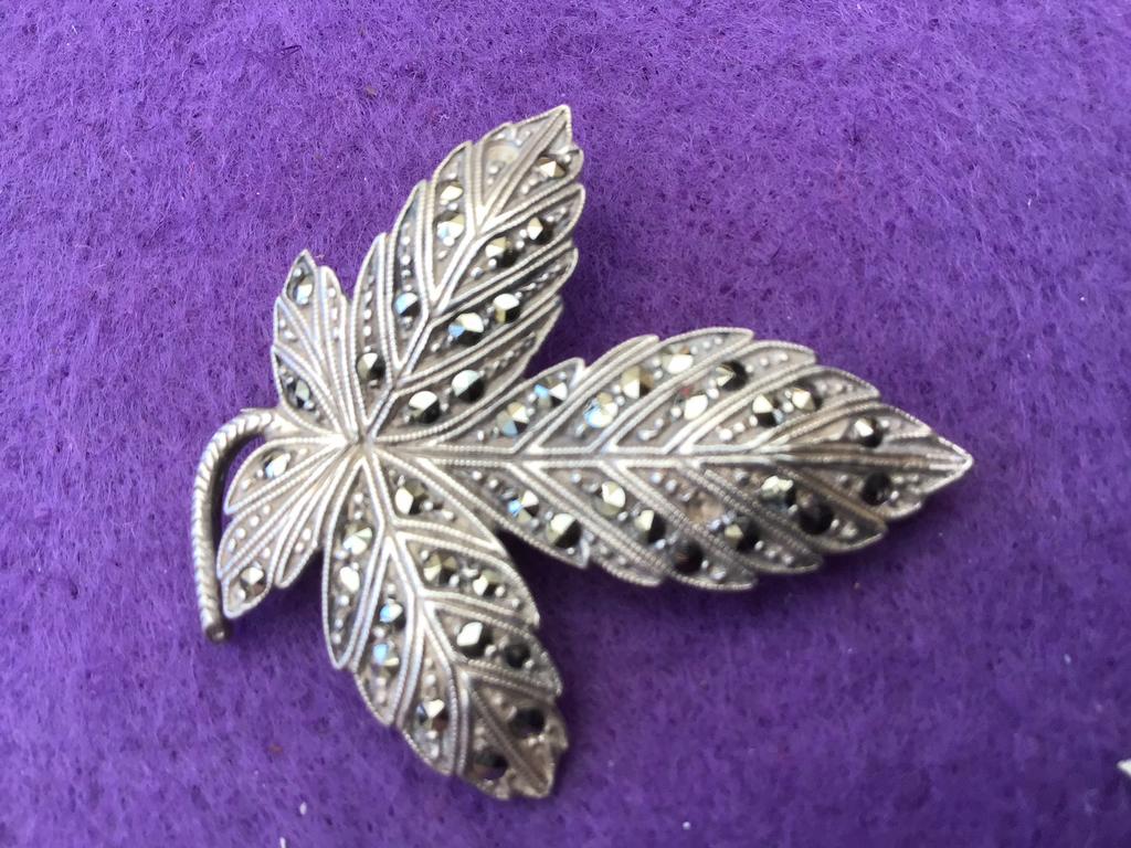 Vintage zilveren markasiet broche  Esdoornblad gemerkt SGW, Ophalen of Verzenden, Zo goed als nieuw, Zilver